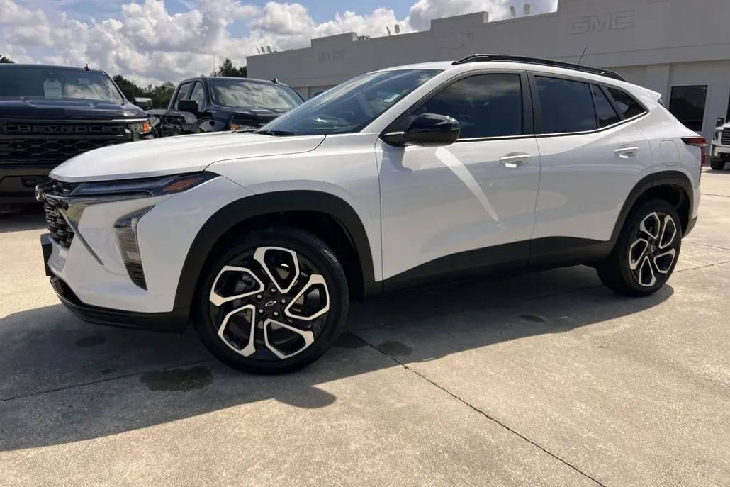 2025 Chevrolet Trax photo 1