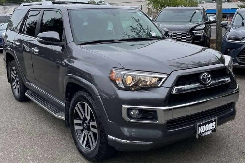 2018 Toyota 4Runner SR5 photo 1