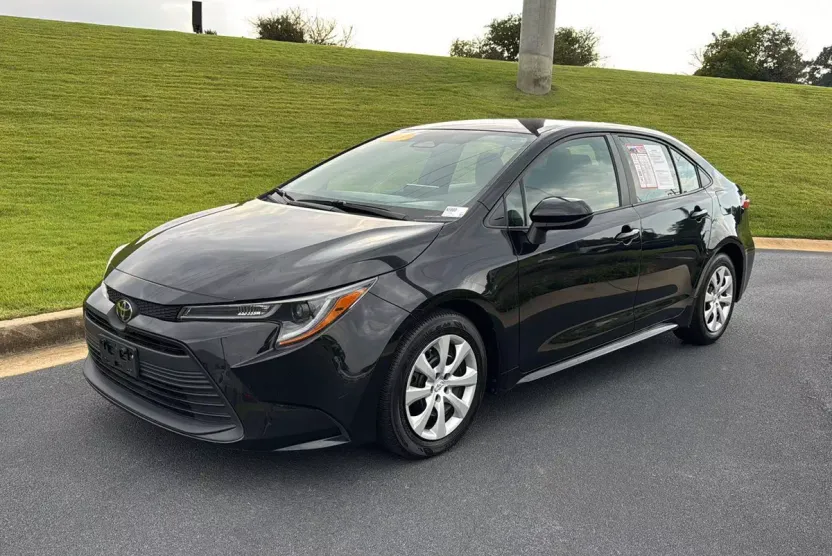 2023 Toyota Corolla LE photo 1