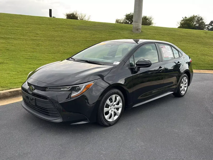 2023 Toyota Corolla LE photo 1