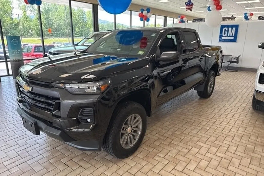 2025 Chevrolet Colorado Work Truck LT photo 1