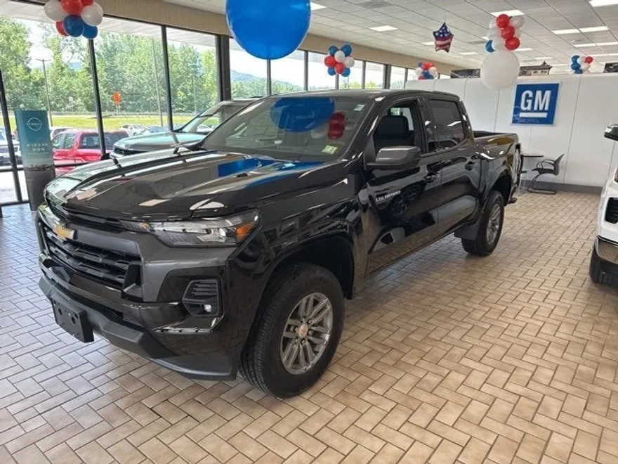 2025 Chevrolet Colorado Work Truck LT photo 1
