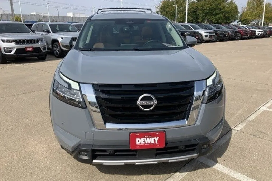 2023 Nissan Pathfinder Platinum photo 1