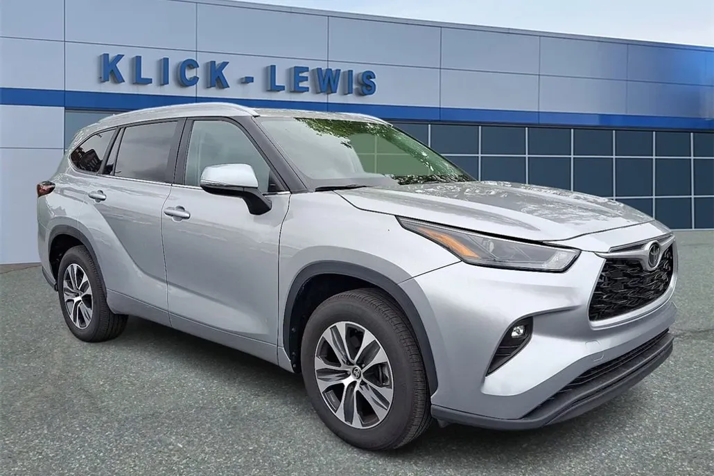 2024 Toyota Highlander LE photo 1