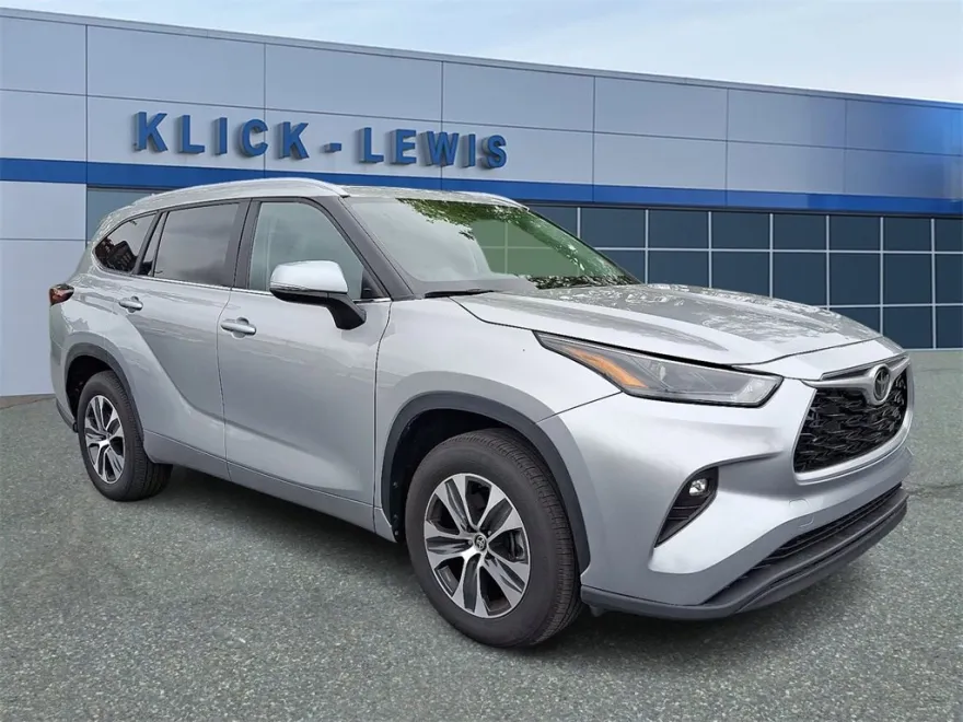 2024 Toyota Highlander LE photo 1