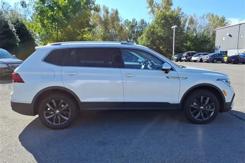 2023 Volkswagen Tiguan SE photo 1