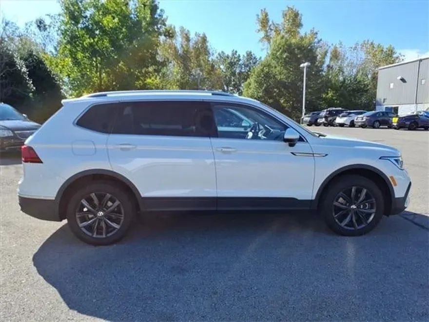 2023 Volkswagen Tiguan SE photo 1