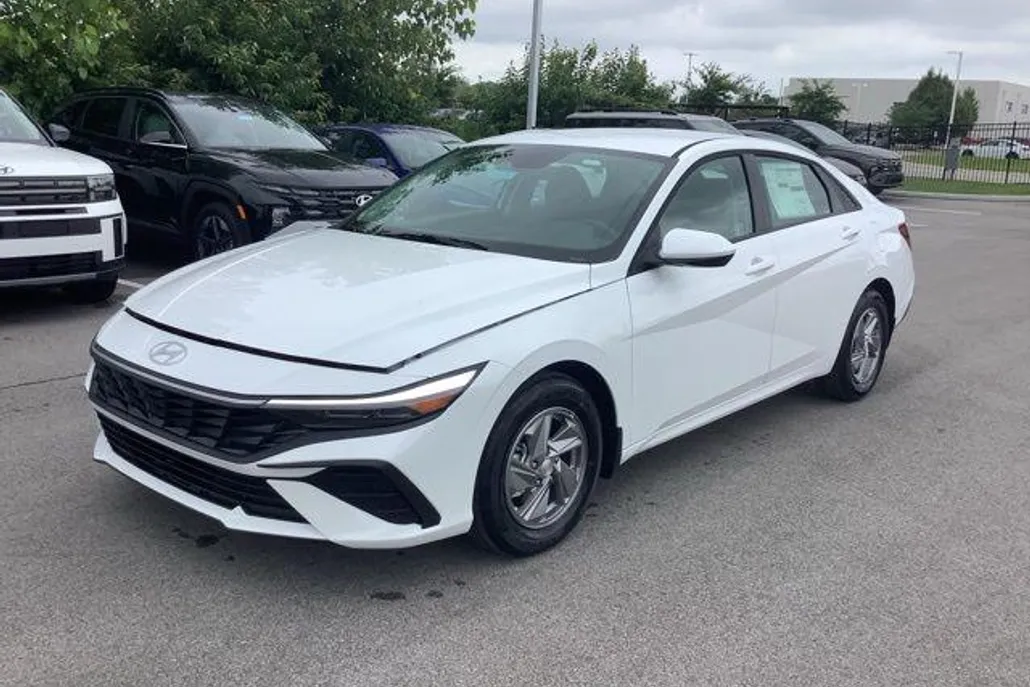 2025 Hyundai Elantra SE photo 1