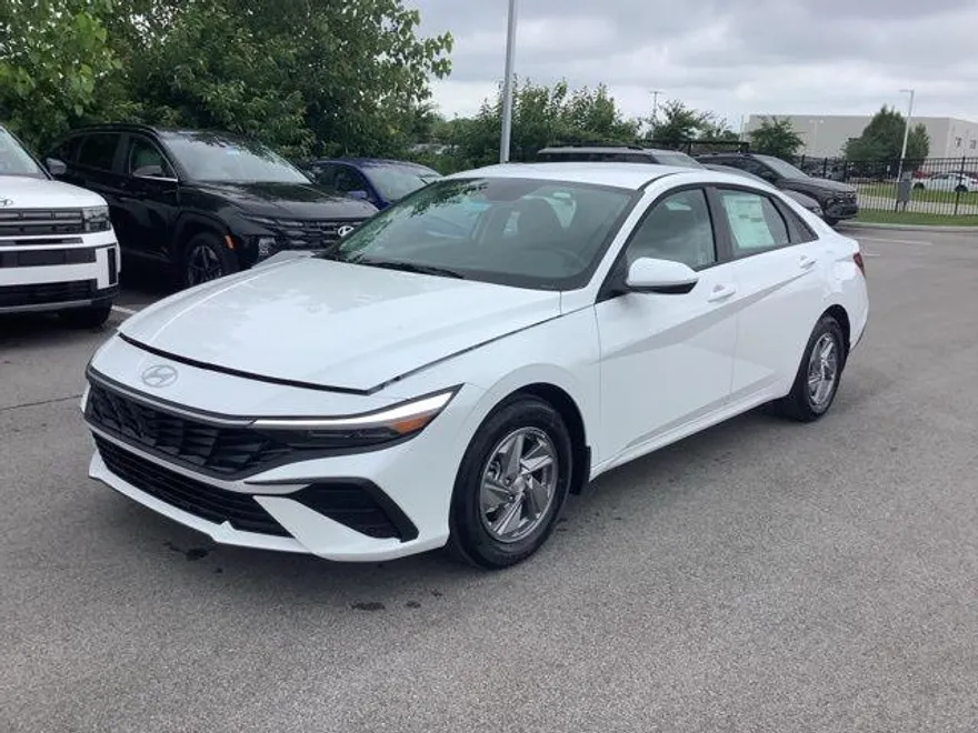2025 Hyundai Elantra SE photo 1
