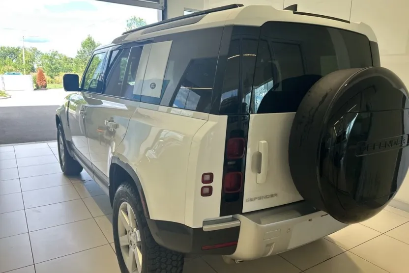 2022 Land Rover Defender 110 Standard photo 1