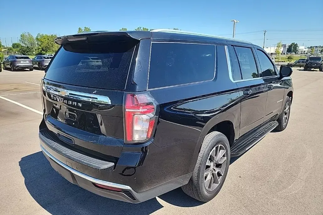 2022 Chevrolet Suburban LS photo 1