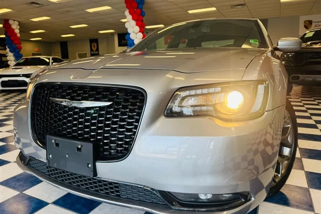 2018 Chrysler 300 photo 1