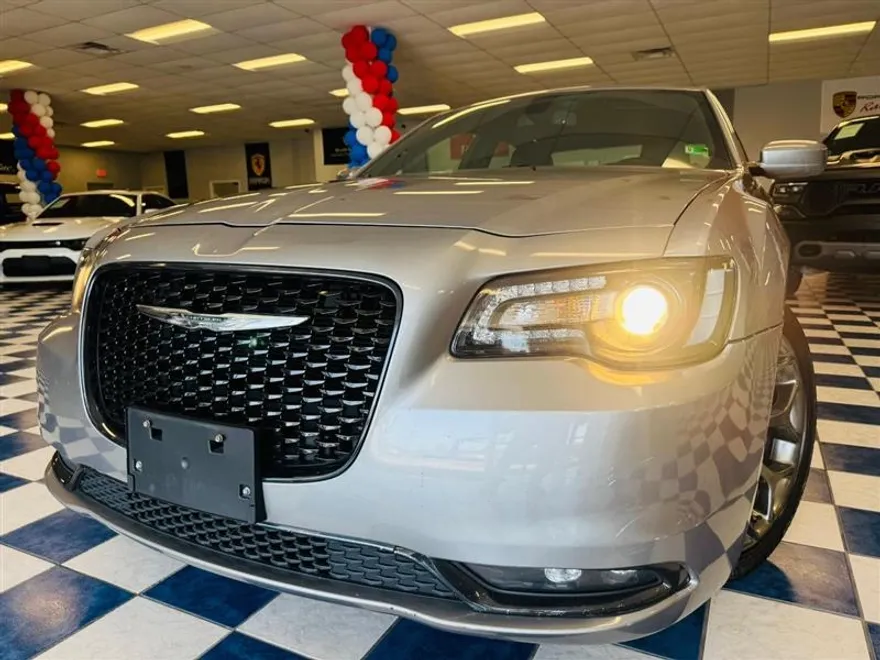 2018 Chrysler 300 photo 1