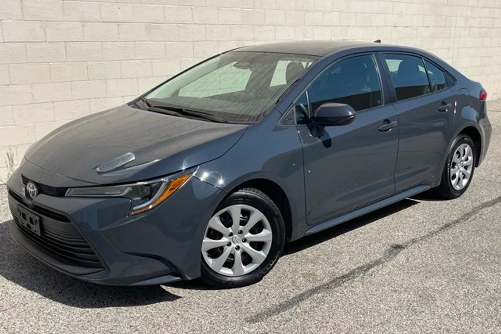 2023 Toyota Corolla LE photo 1