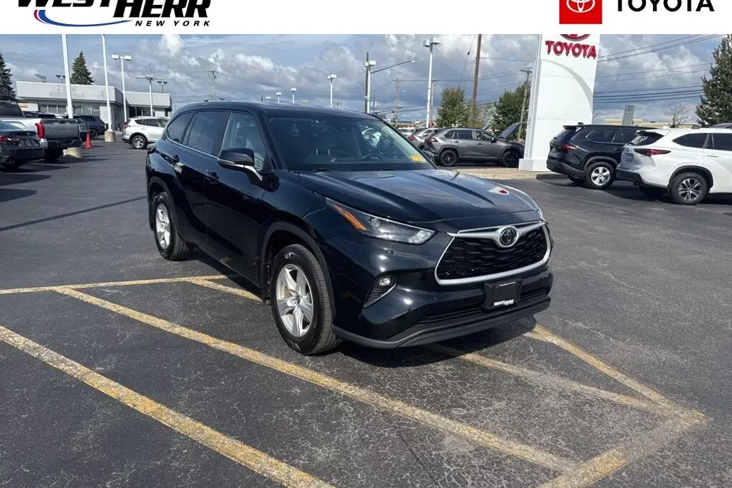 2024 Toyota Highlander LE photo 1