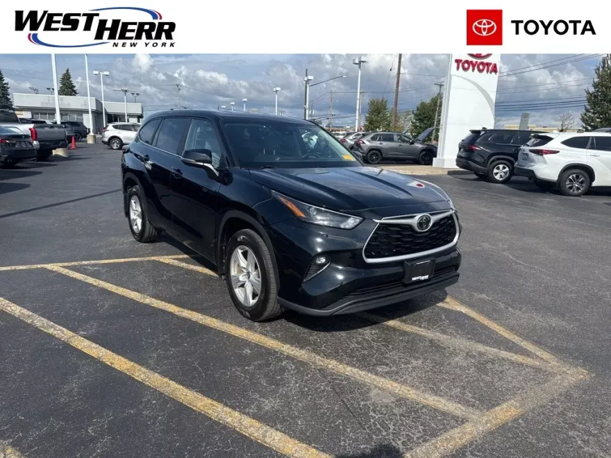2024 Toyota Highlander LE photo 1