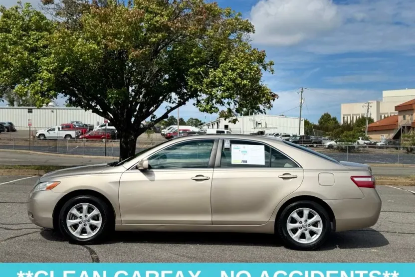 2008 Toyota Camry LE photo 1