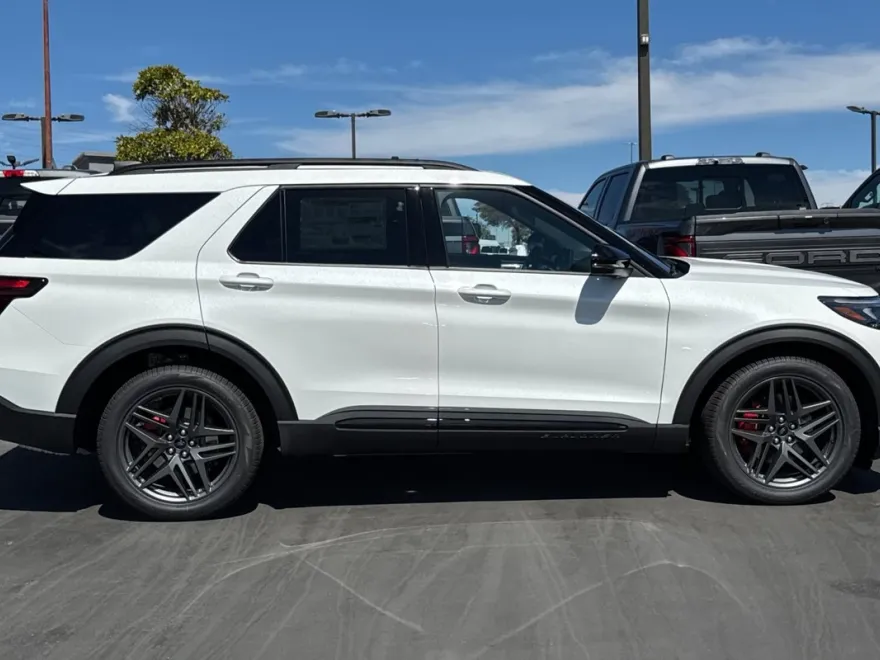 2025 Ford Explorer ST photo 1