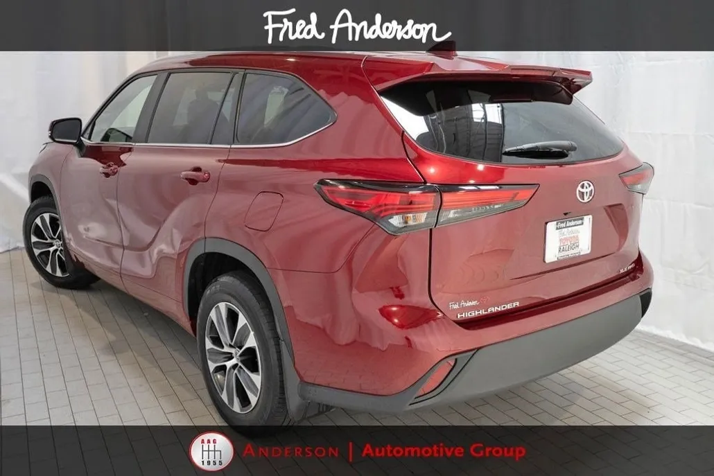 2023 Toyota Highlander XLE photo 1