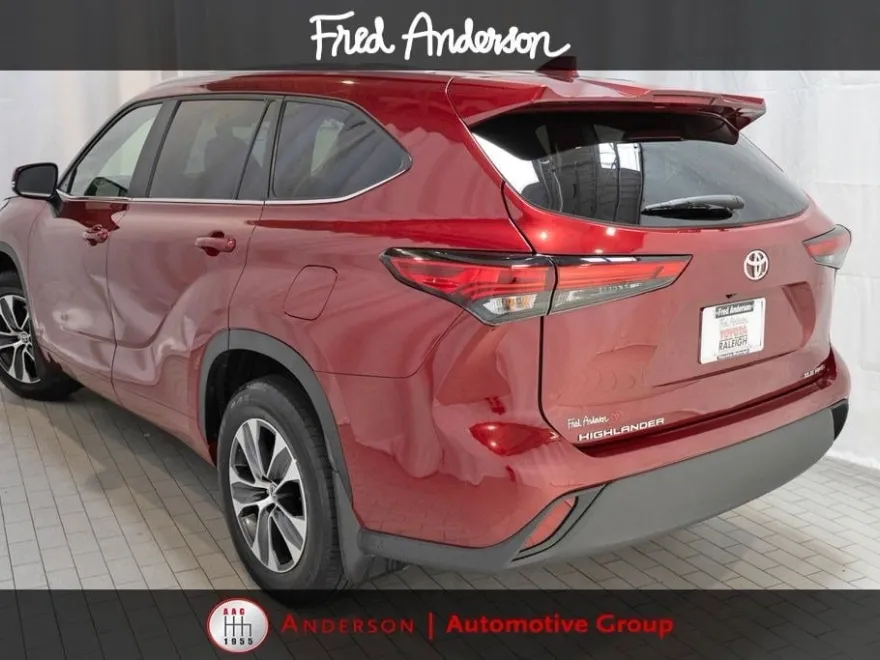 2023 Toyota Highlander XLE photo 1