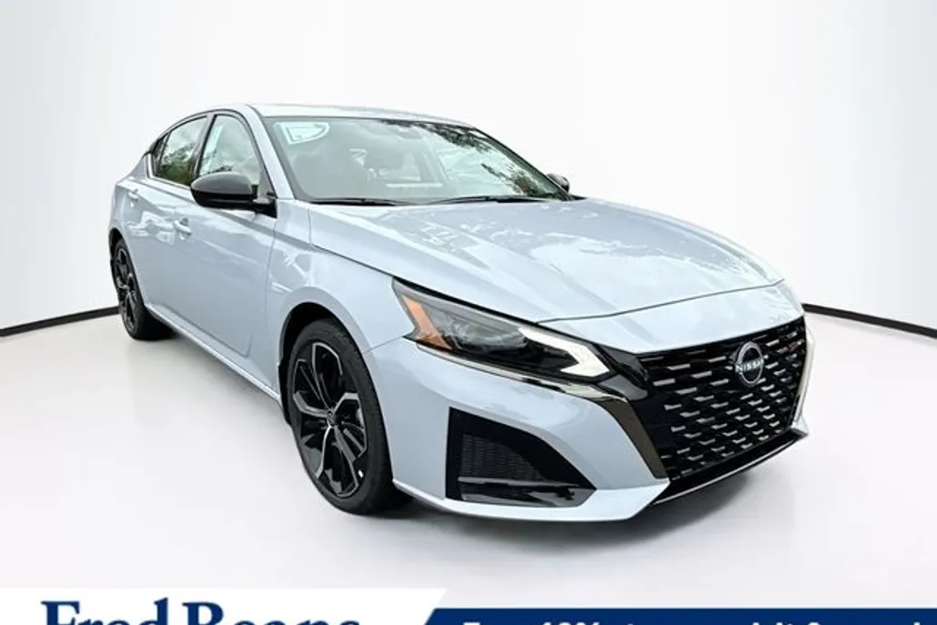 2025 Nissan Altima SR photo 1