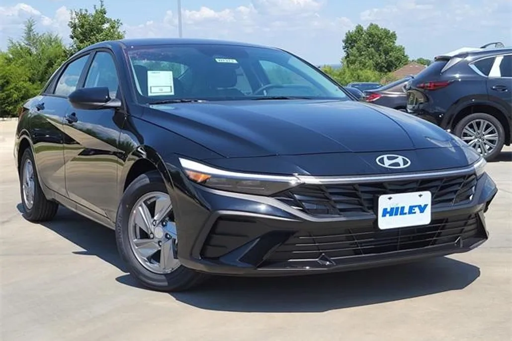 2025 Hyundai Elantra SE photo 1