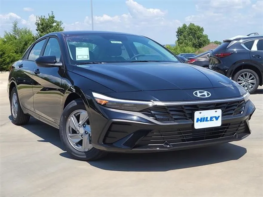 2025 Hyundai Elantra SE photo 1