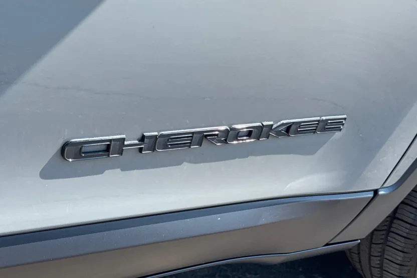 2023 Jeep Cherokee Altitude Lux photo 1