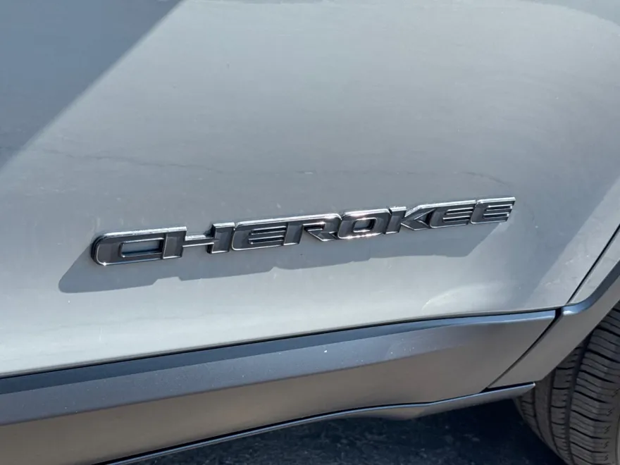2023 Jeep Cherokee Altitude Lux photo 1