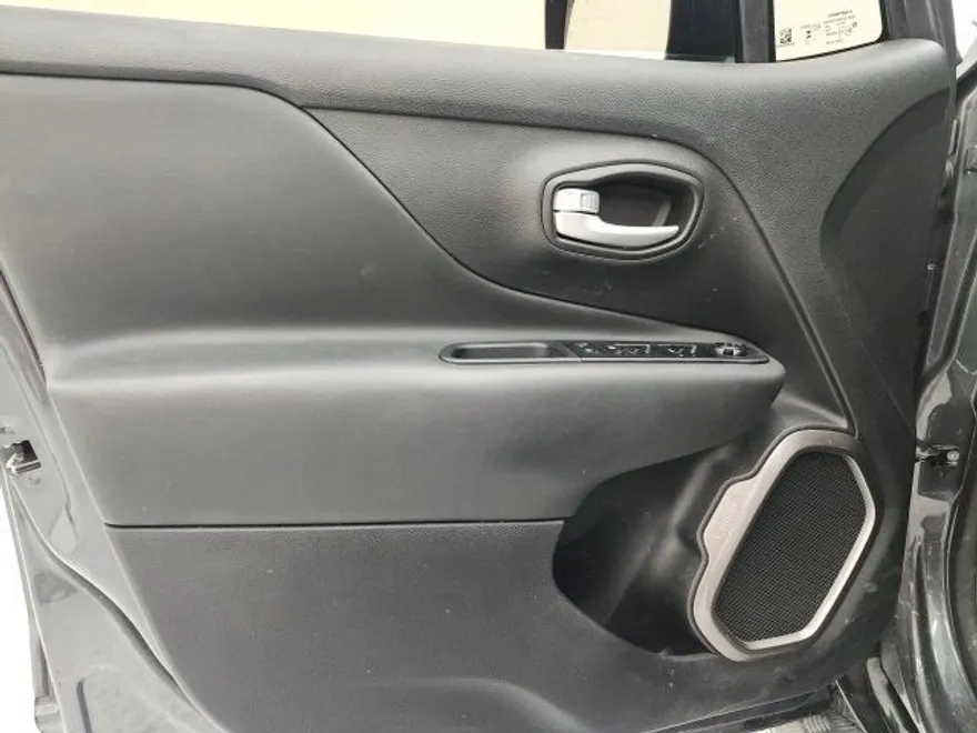 2023 Jeep Renegade Latitude photo 1