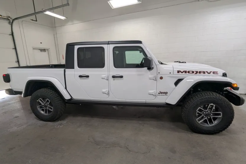 2025 Jeep Gladiator Mojave photo 1