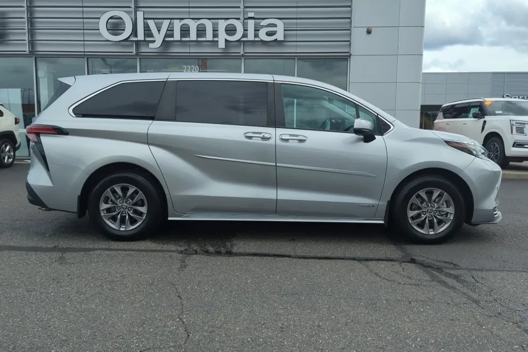 2021 Toyota Sienna XLE photo 1