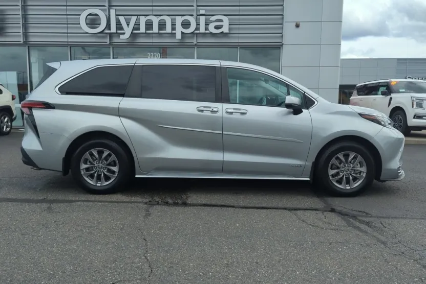 2021 Toyota Sienna XLE photo 1