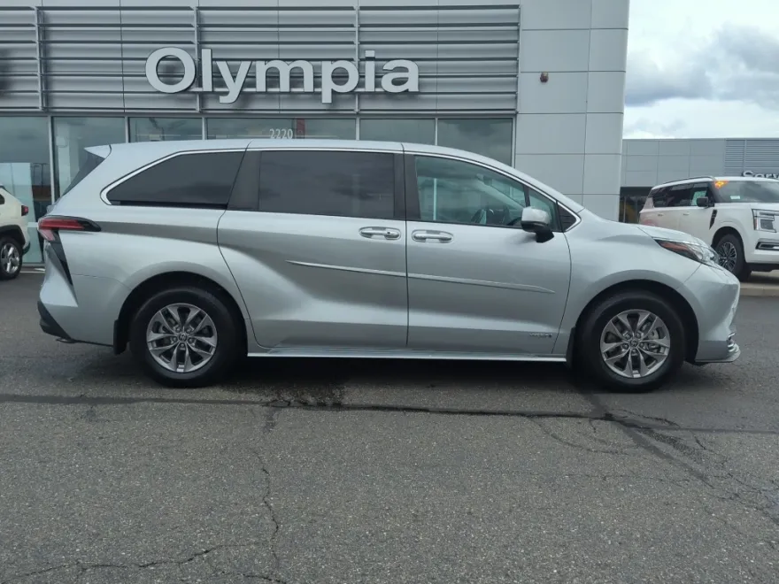 2021 Toyota Sienna XLE photo 1