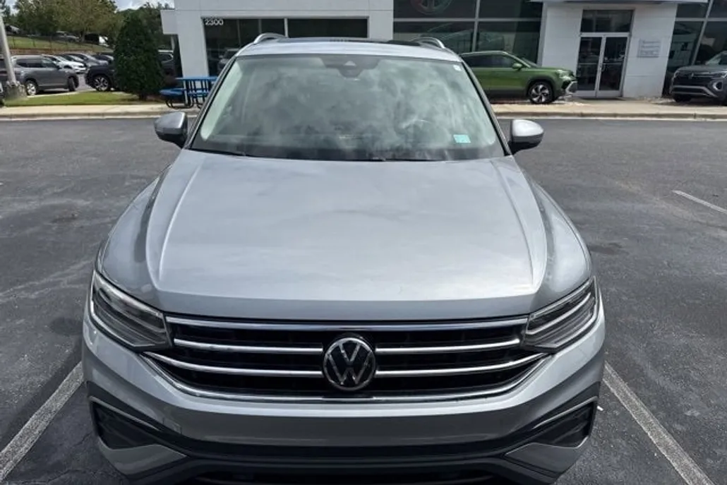 2022 Volkswagen Tiguan SE photo 1