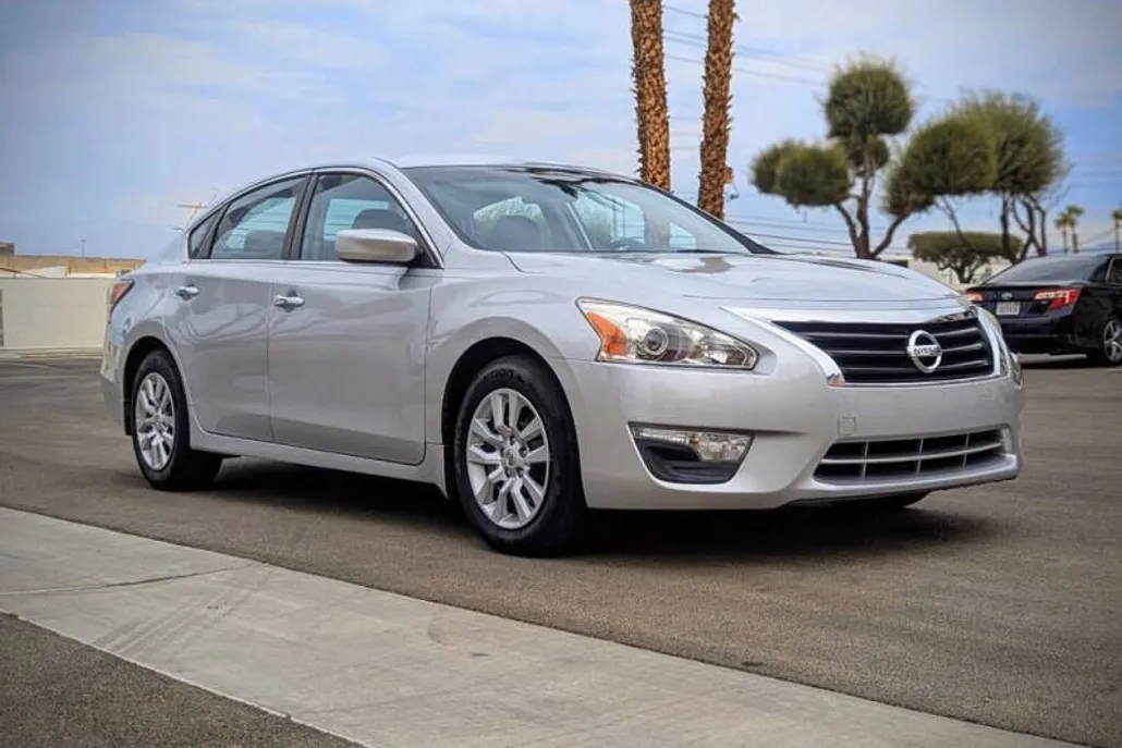 2015 Nissan Altima 2.5 SV photo 1