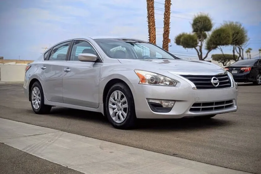 2015 Nissan Altima 2.5 SV photo 1