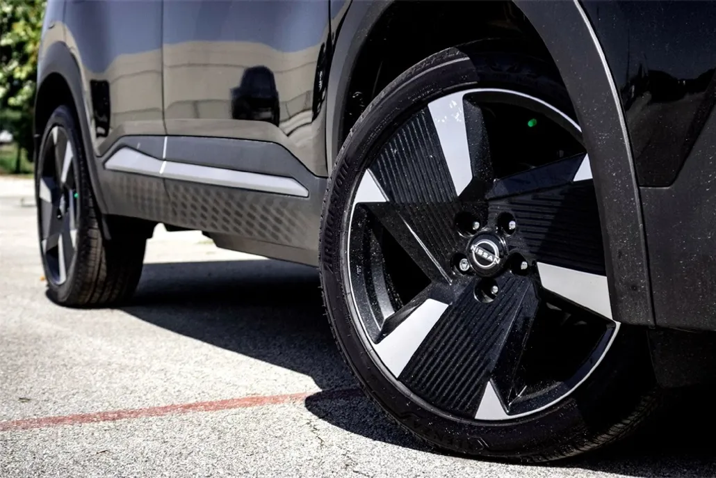2025 Nissan Kicks SR photo 1