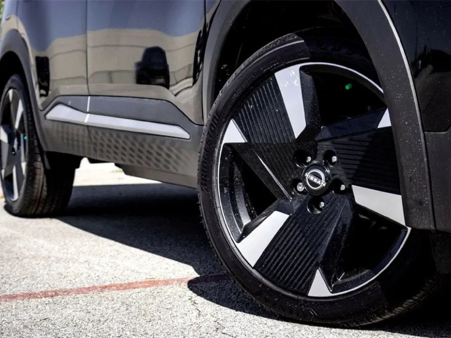 2025 Nissan Kicks SR photo 1