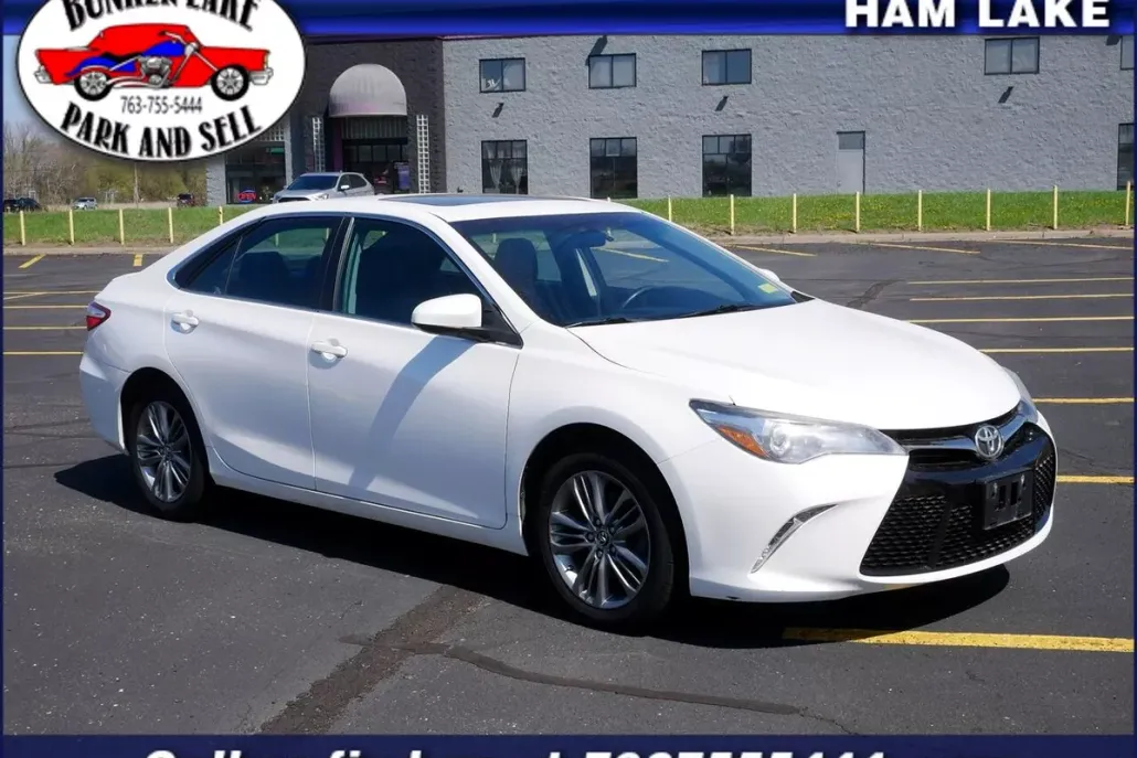 2015 Toyota Camry SE photo 1