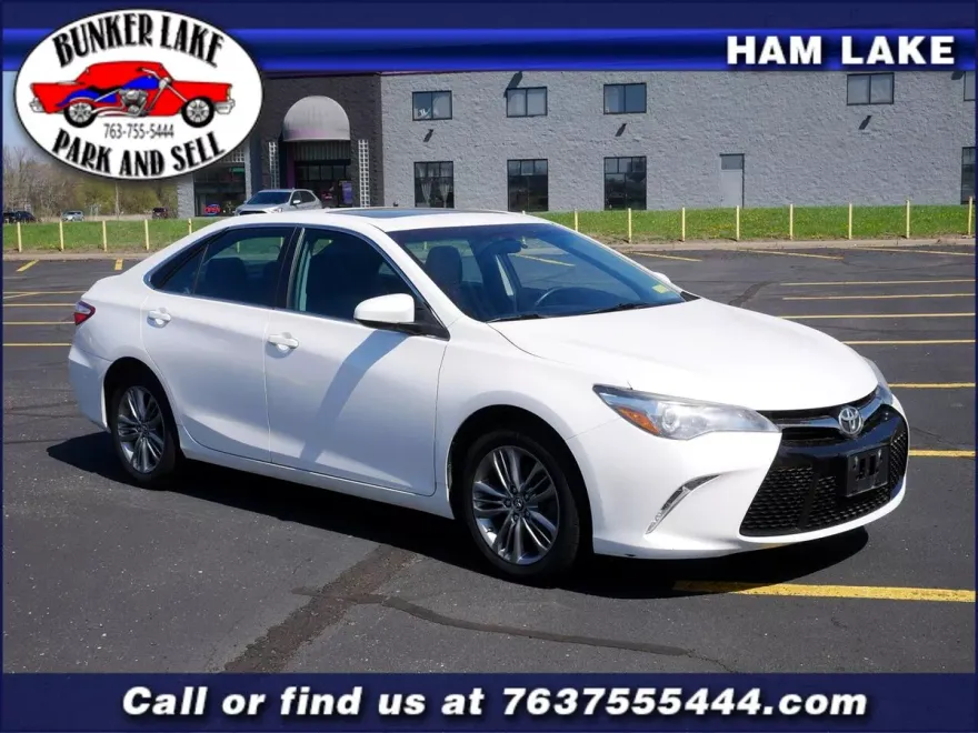2015 Toyota Camry SE photo 1