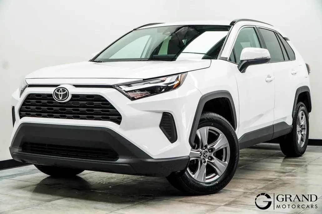 2024 Toyota RAV4 XLE photo 1
