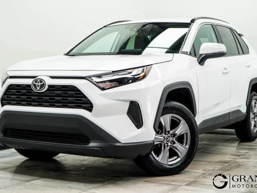 2024 Toyota RAV4 XLE photo 1