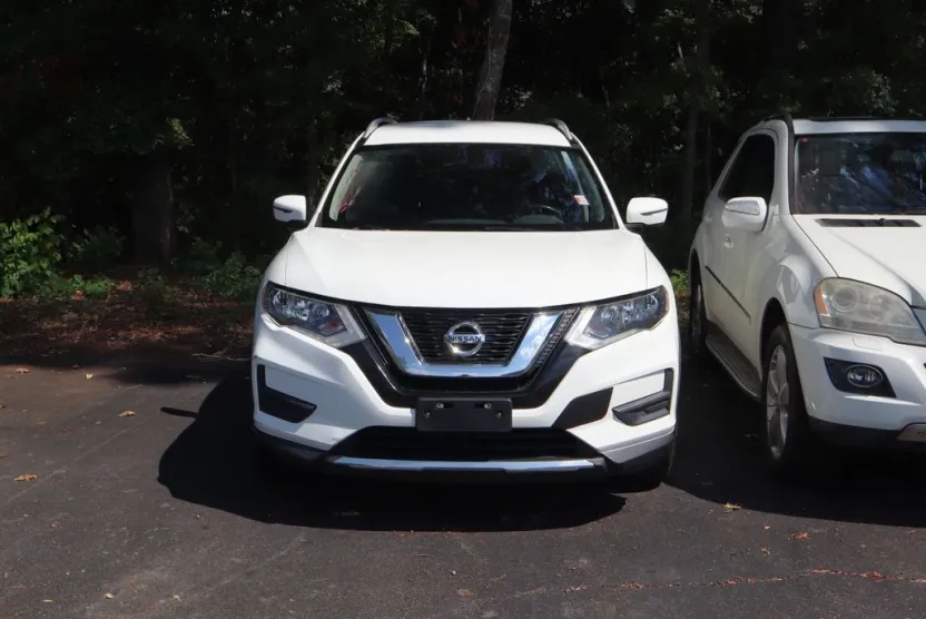 2017 Nissan Rogue SV photo 1