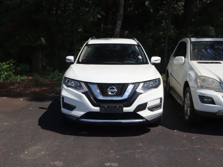 2017 Nissan Rogue SV photo 1