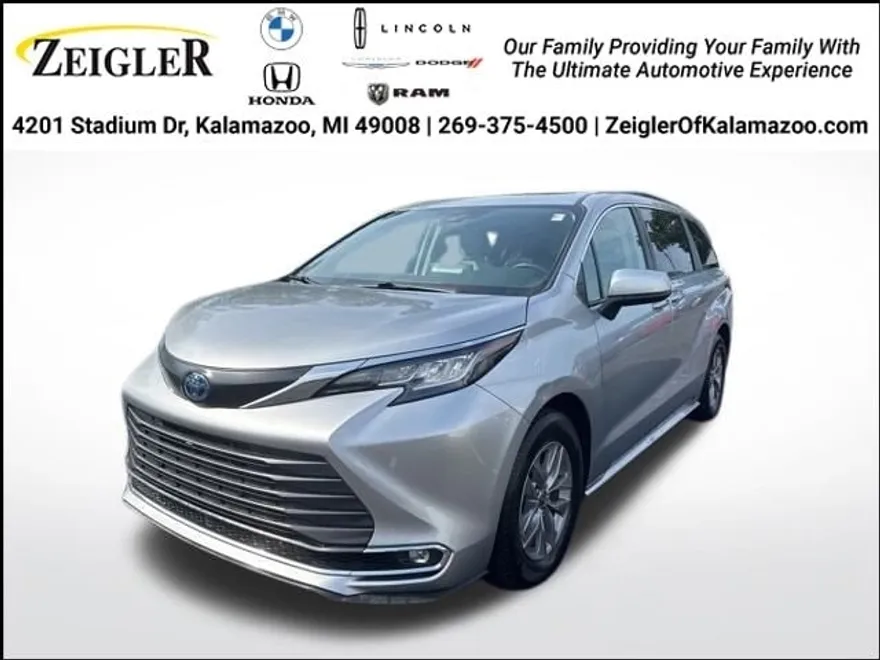 2022 Toyota Sienna XLE photo 1