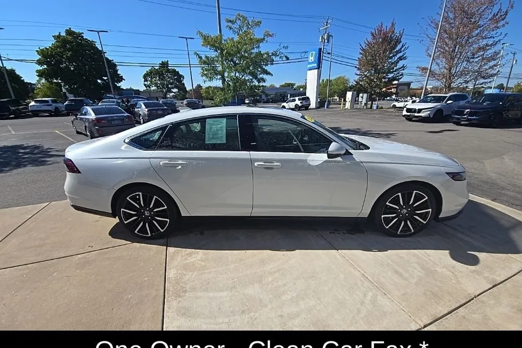 2023 Honda Accord Hybrid Touring photo 1