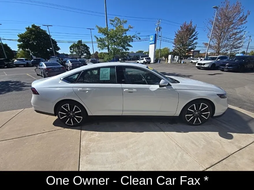 2023 Honda Accord Hybrid Touring photo 1
