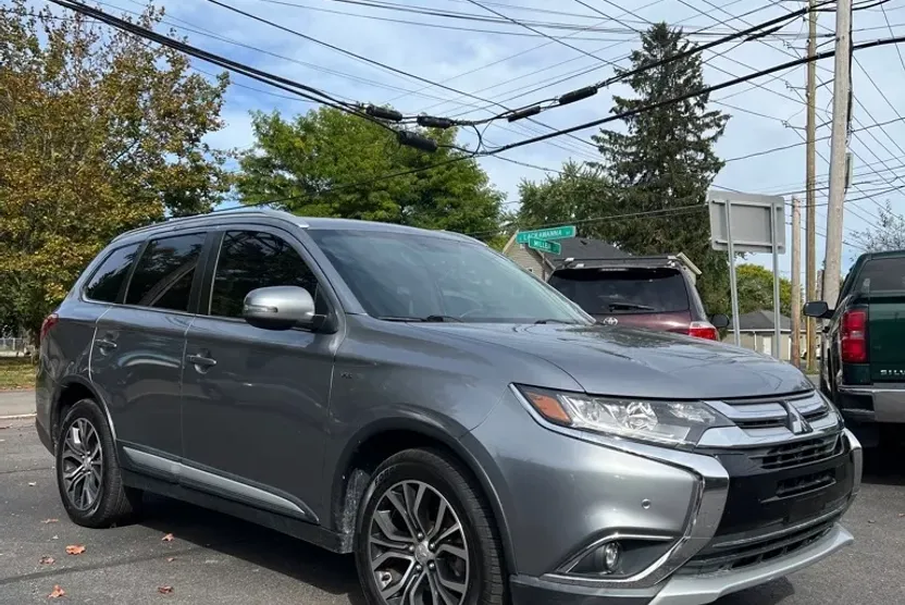 2017 Mitsubishi Outlander GT S-AWC photo 1