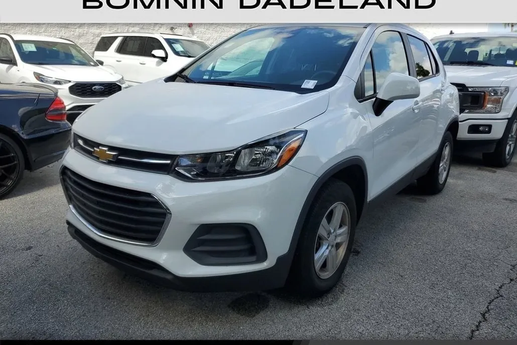 2022 Chevrolet Trax LS photo 1